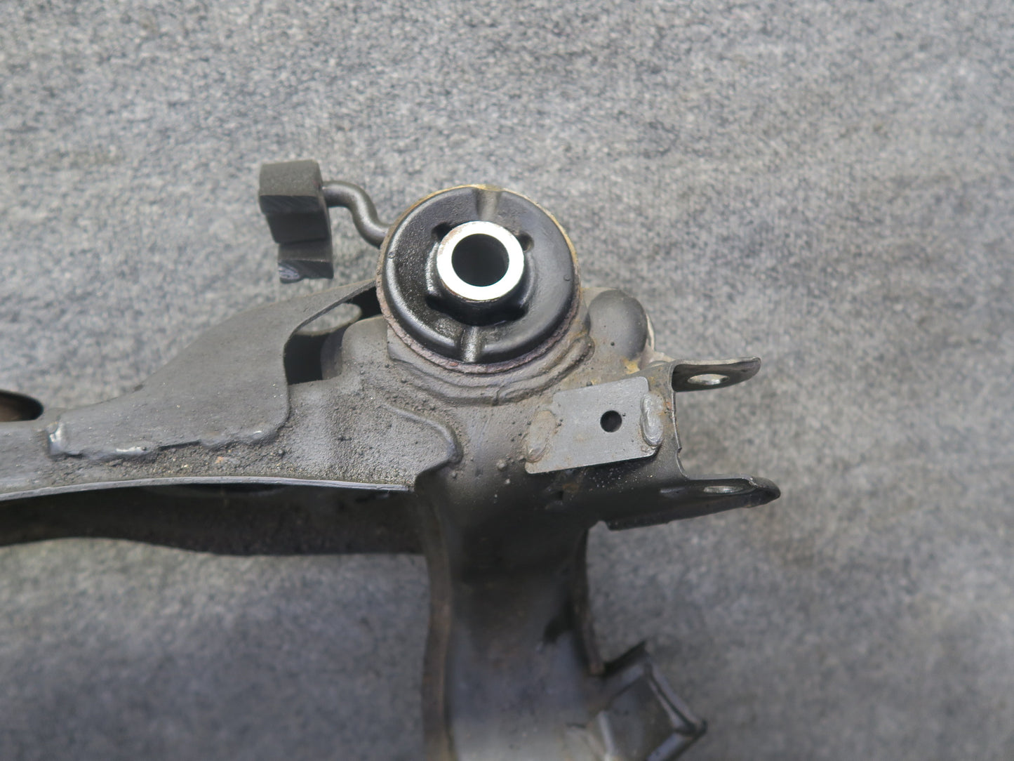 96-98 Nissan Stagea WGC34 RWD RB25DE NA Rear Crossmember Subframe Bracket OEM
