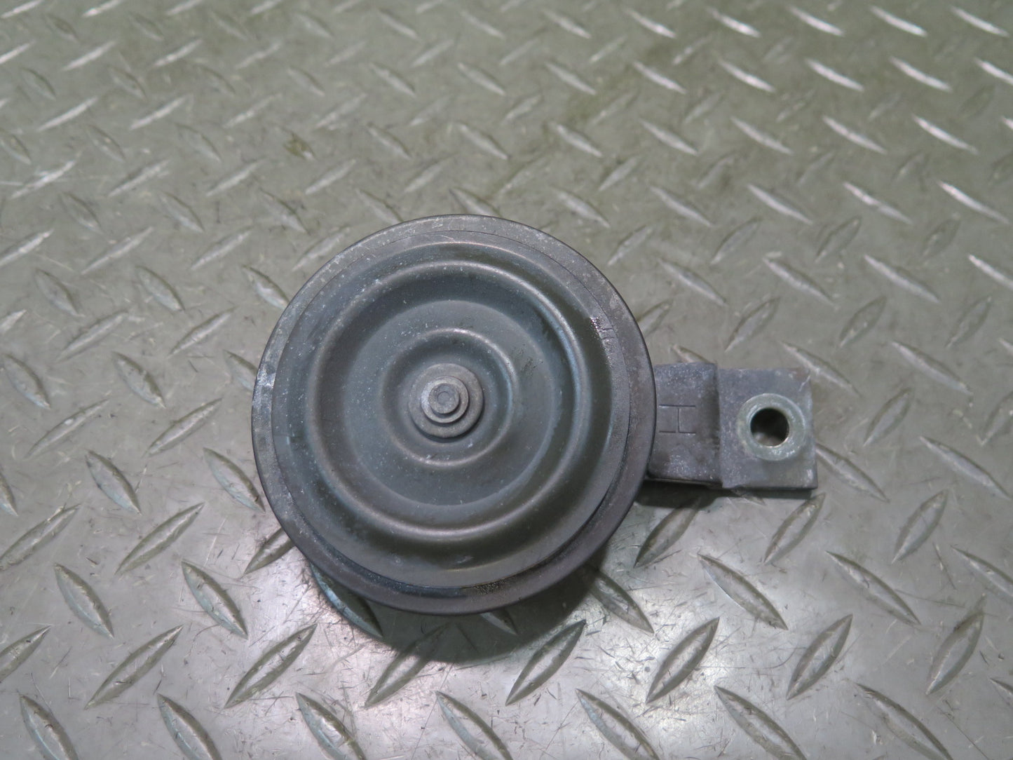96-98 Nissan Stagea WGC34 Set of 2 High & Low Tone Note Pitch Horn Signal OEM