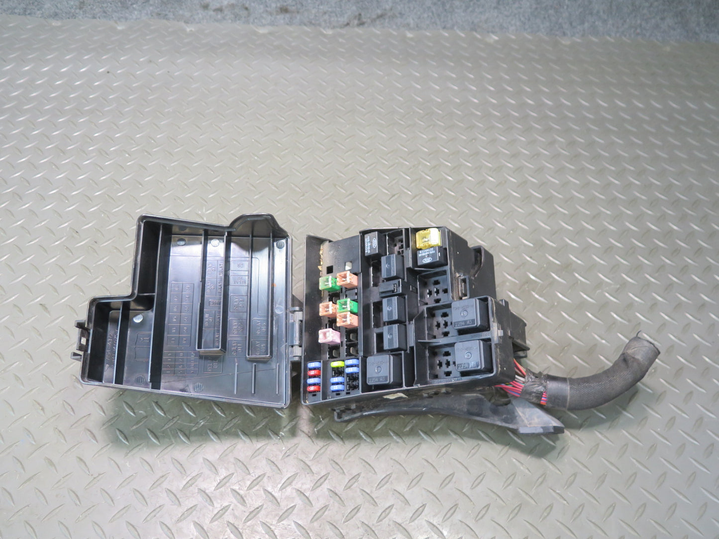 02-05 Ford Thunderbird Engine Bay Fuse Relay Box Module OEM
