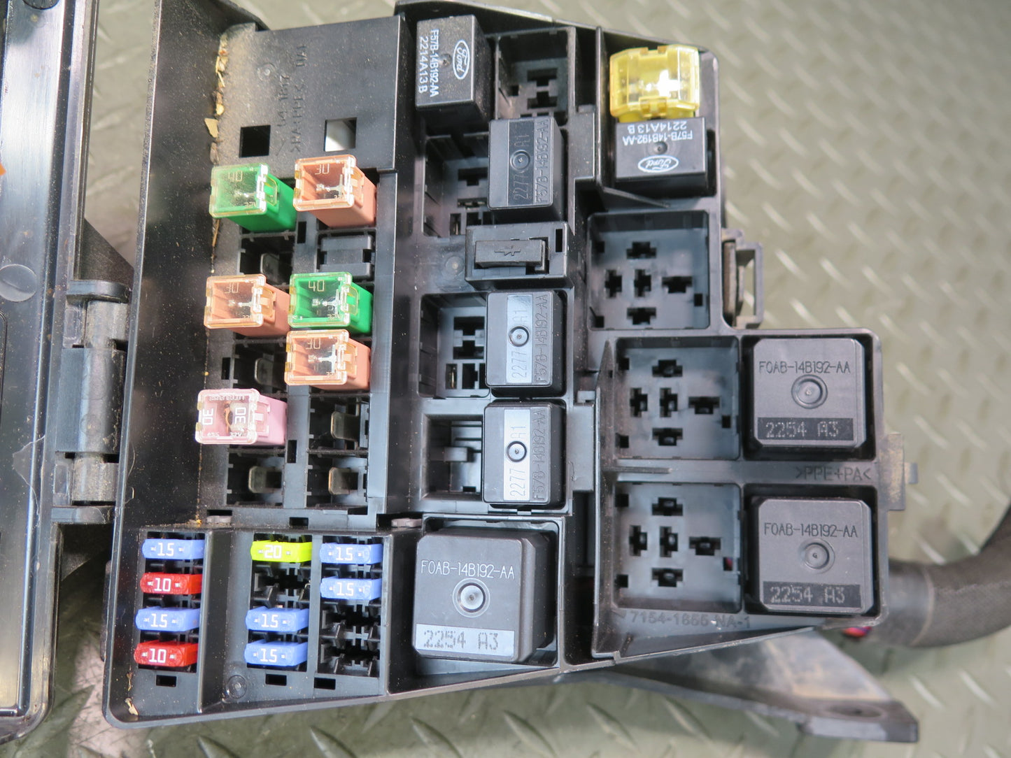 02-05 Ford Thunderbird Engine Bay Fuse Relay Box Module OEM