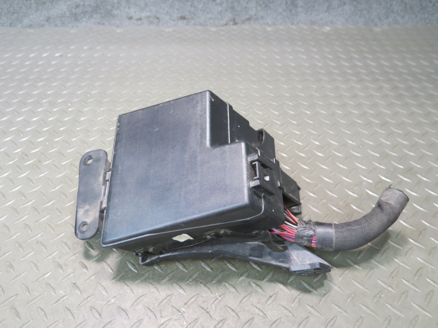02-05 Ford Thunderbird Engine Bay Fuse Relay Box Module OEM