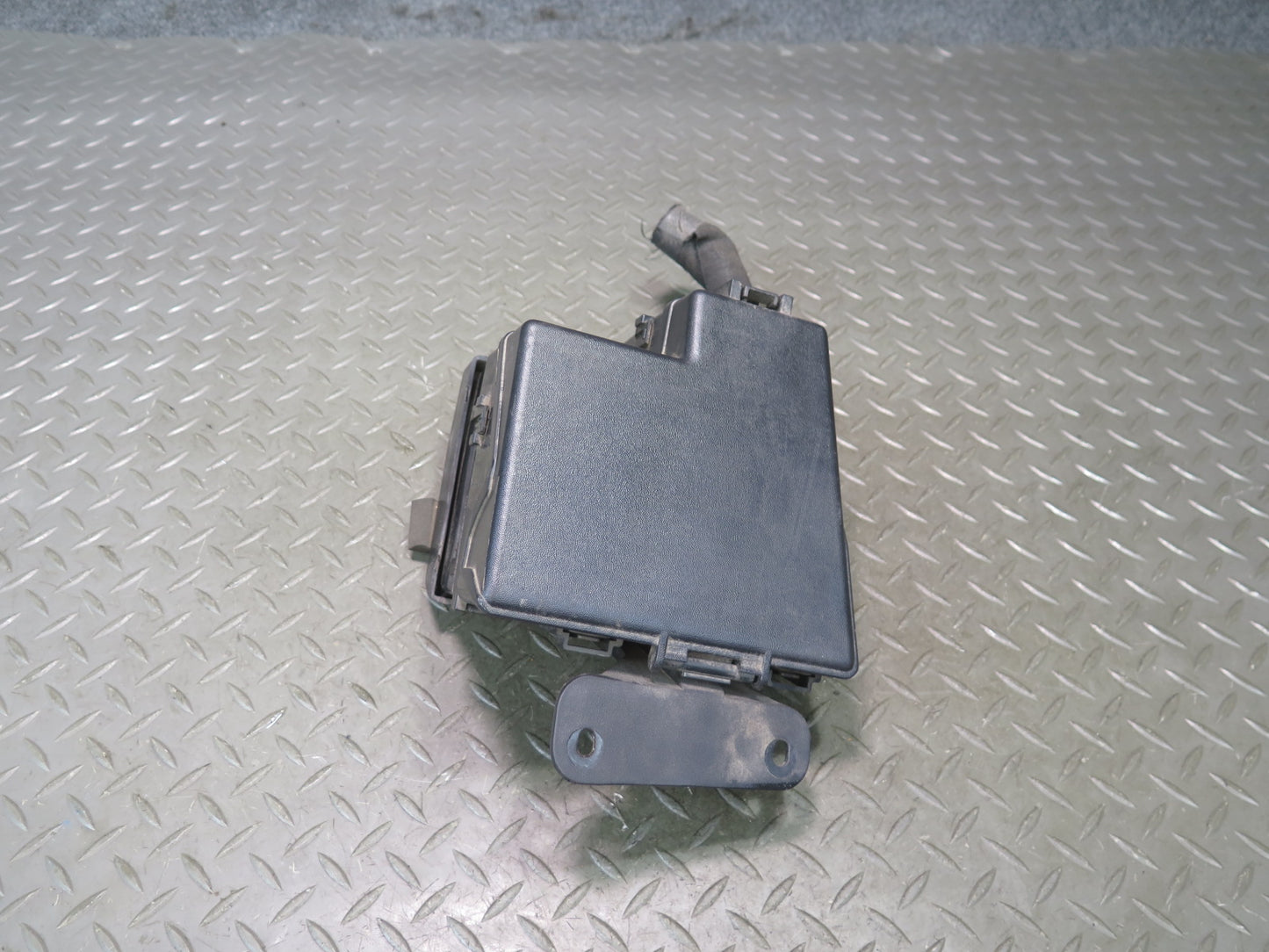 02-05 Ford Thunderbird Engine Bay Fuse Relay Box Module OEM