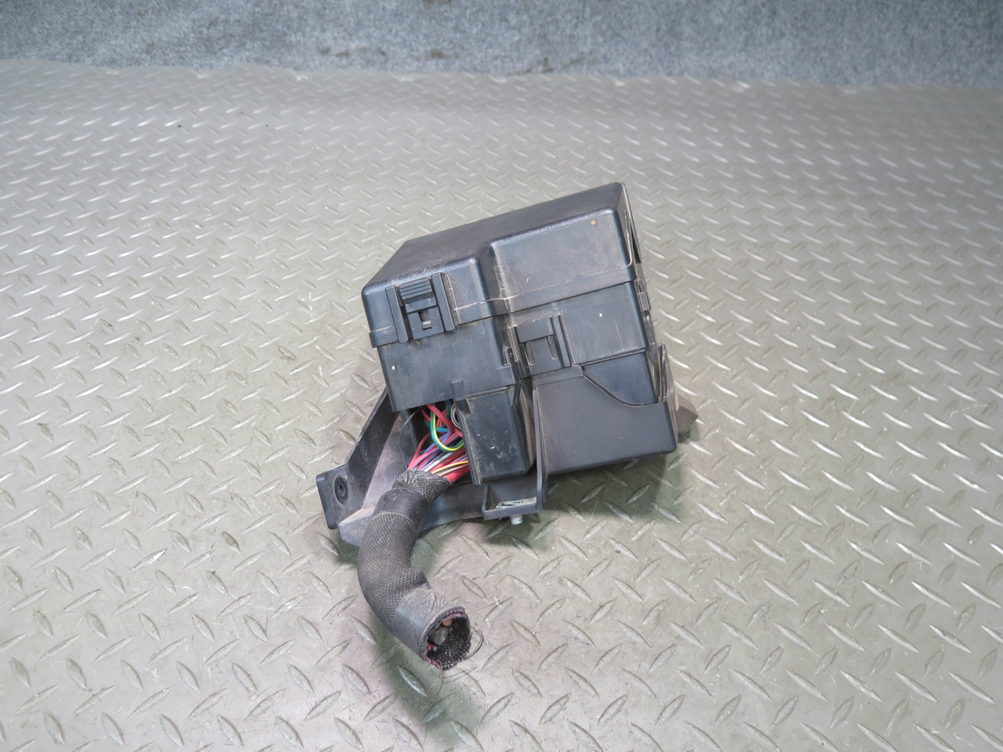 02-05 Ford Thunderbird Engine Bay Fuse Relay Box Module OEM