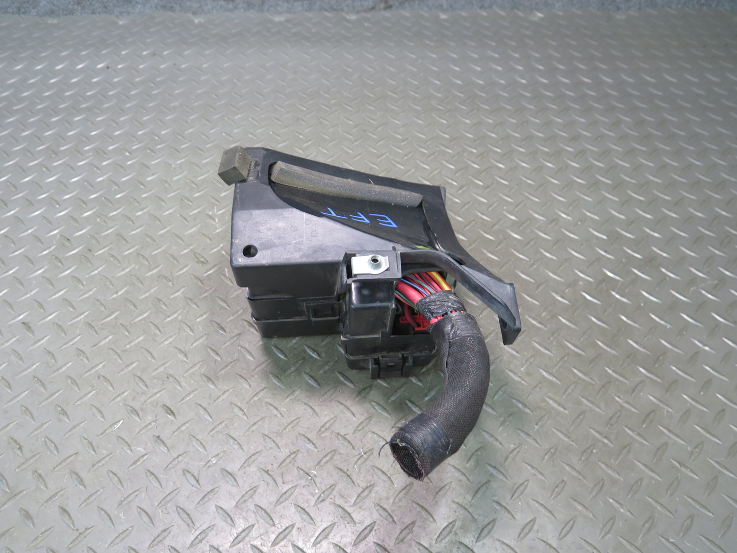 02-05 Ford Thunderbird Engine Bay Fuse Relay Box Module OEM