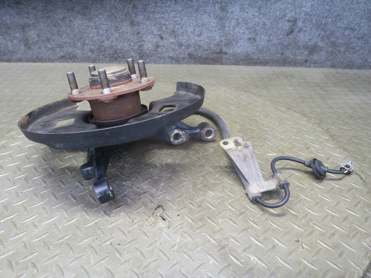 96-98 Nissan Stagea WGC34 RWD Front Left Spindle Knuckle Wheel Hub Bearing OEM