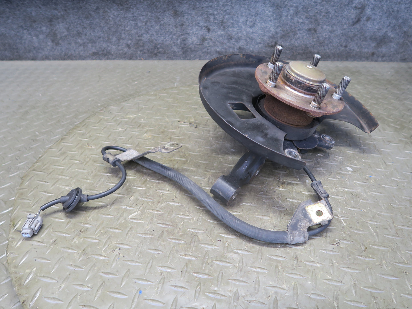 96-98 Nissan Stagea WGC34 RWD Front Left Spindle Knuckle Wheel Hub Bearing OEM
