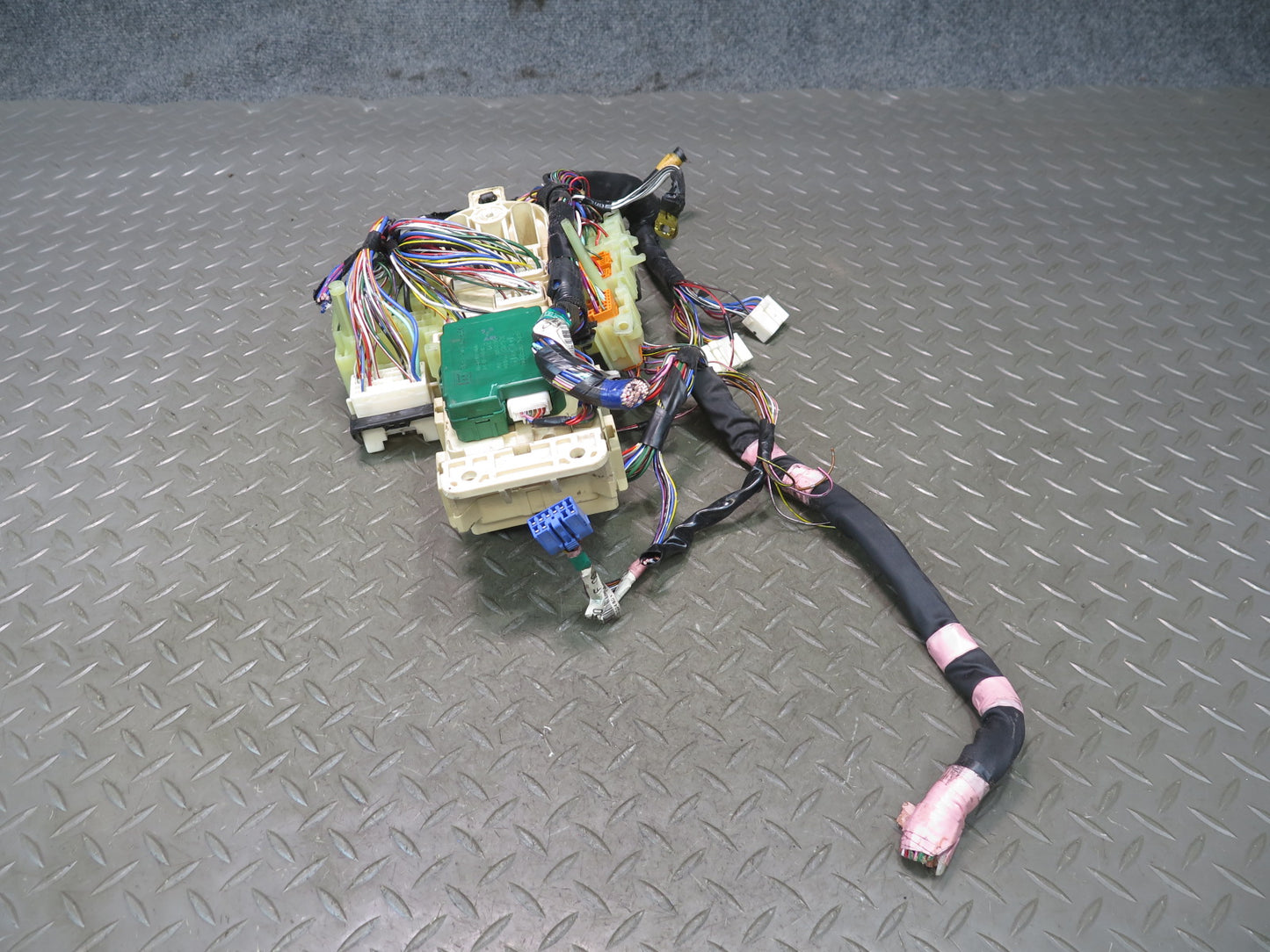 96-98 Lexus JZZ31L SC300 Interior Fuse Relay Box Module w Integration Relay OEM