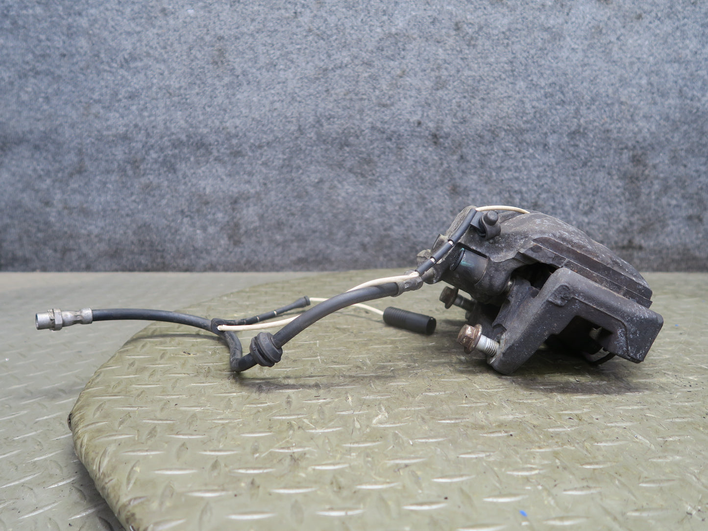 06-08 BMW E85 Z4 N52 3.0si RWD Set of 2 Front Left & Right Brake Caliper OEM