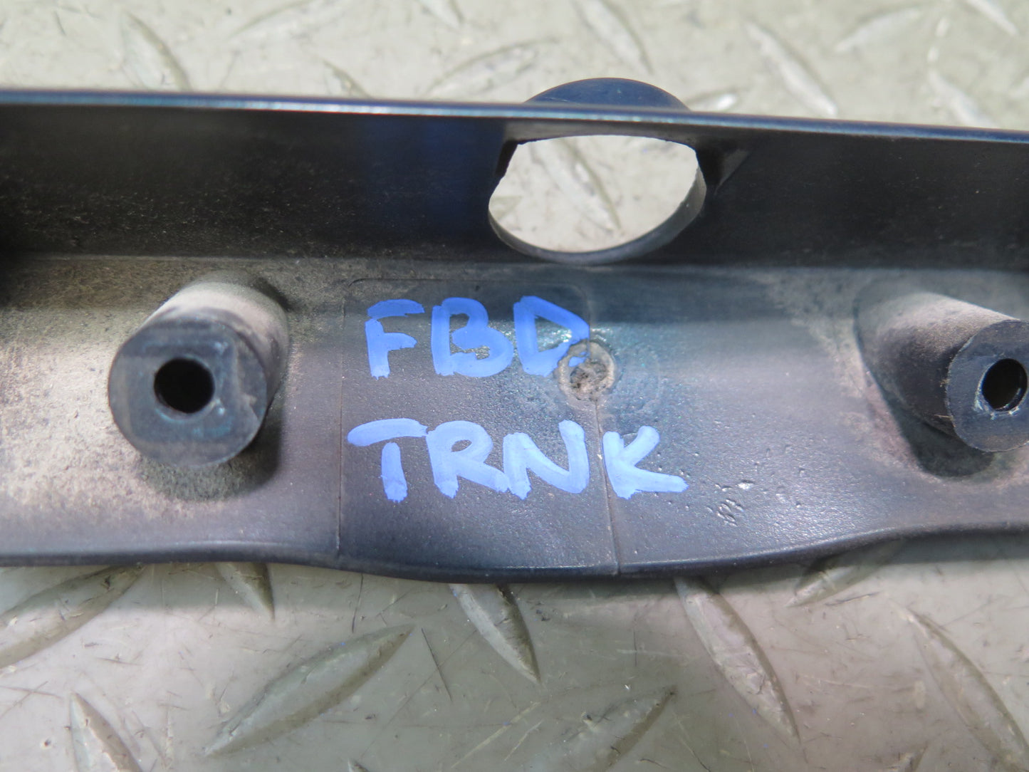 94-99 BMW E36 328iC Convertible Rear Trunk Lid Finish Trim Molding 8135352 OEM