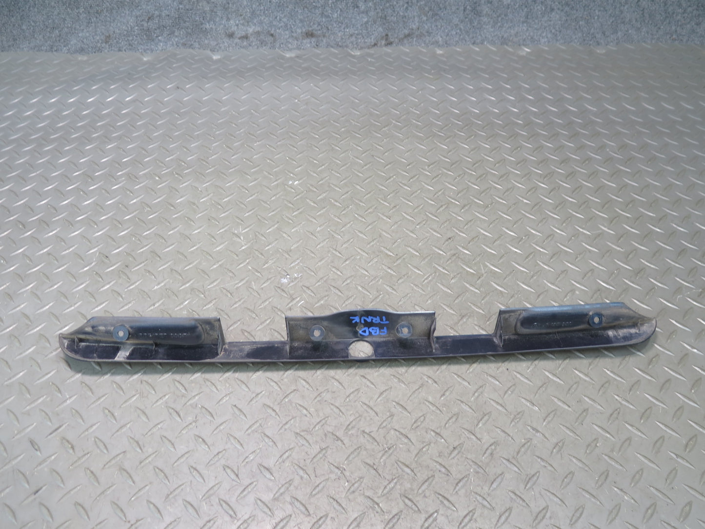 94-99 BMW E36 328iC Convertible Rear Trunk Lid Finish Trim Molding 8135352 OEM