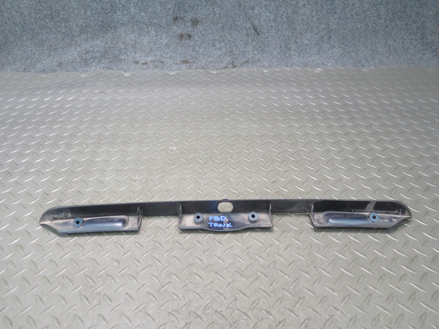 94-99 BMW E36 328iC Convertible Rear Trunk Lid Finish Trim Molding 8135352 OEM