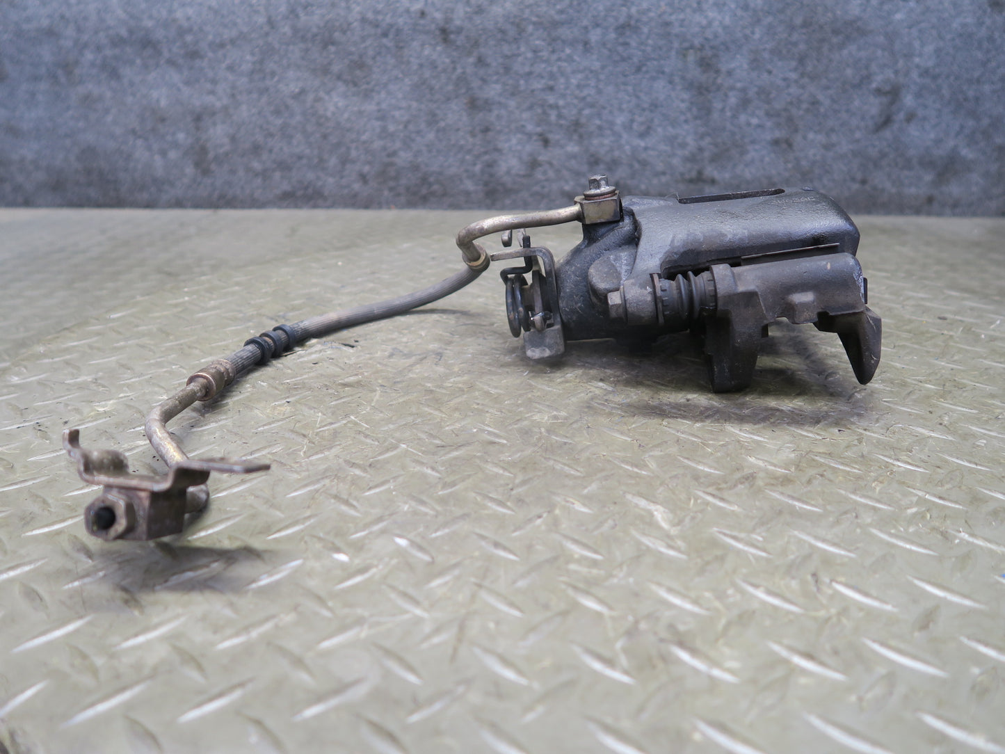 02-05 Ford Thunderbird Set of 2 Rear Left & Right Brake Caliper OEM