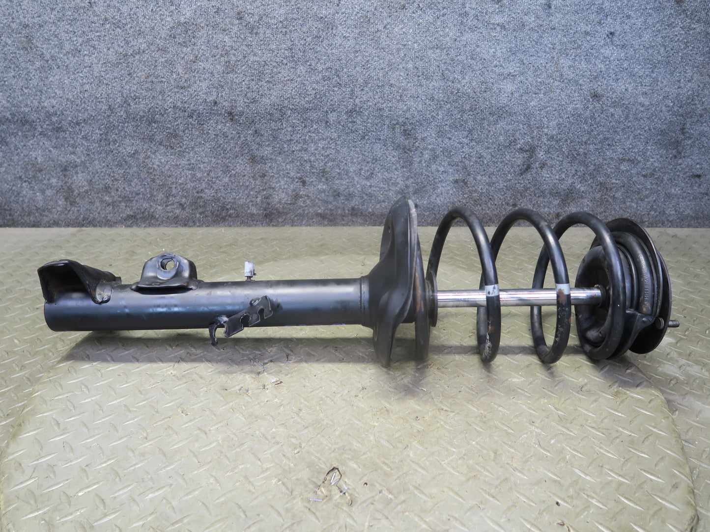 96-99 BMW E36 328iC Convertible Set of 2 Front Aftermarket Strut Shock Absorber