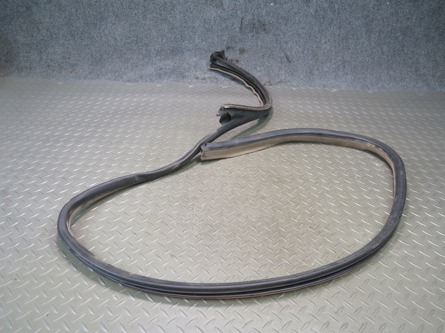 96-99 BMW E36 328iC Convertible Left Door Weatherstrip Rubber Seal OEM