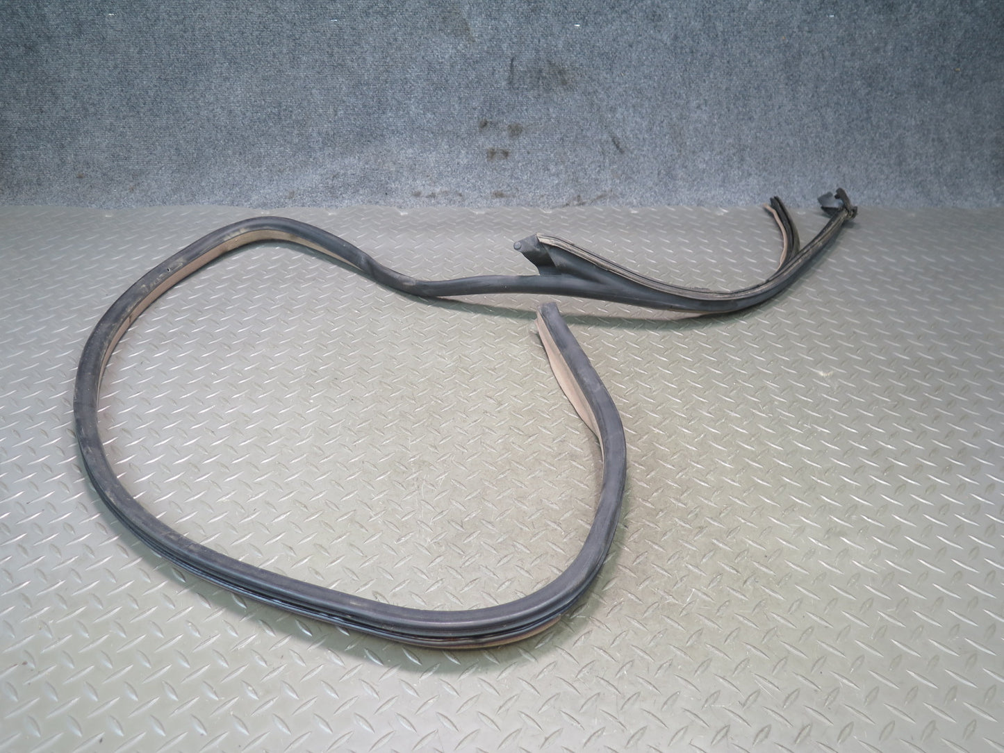96-99 BMW E36 328iC Convertible Left Door Weatherstrip Rubber Seal OEM
