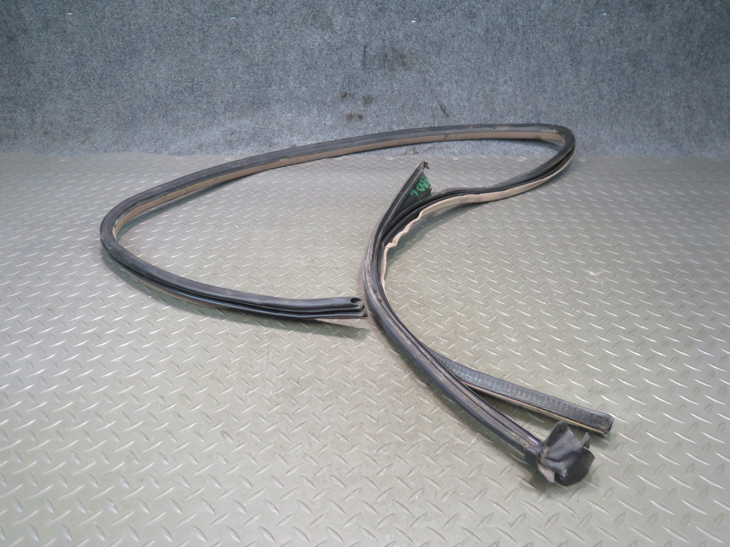 96-99 BMW E36 328iC Convertible Left Door Weatherstrip Rubber Seal OEM