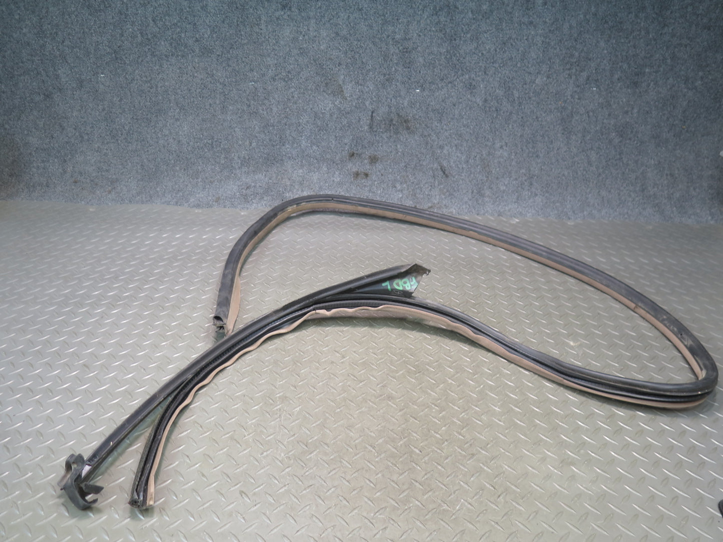 96-99 BMW E36 328iC Convertible Left Door Weatherstrip Rubber Seal OEM