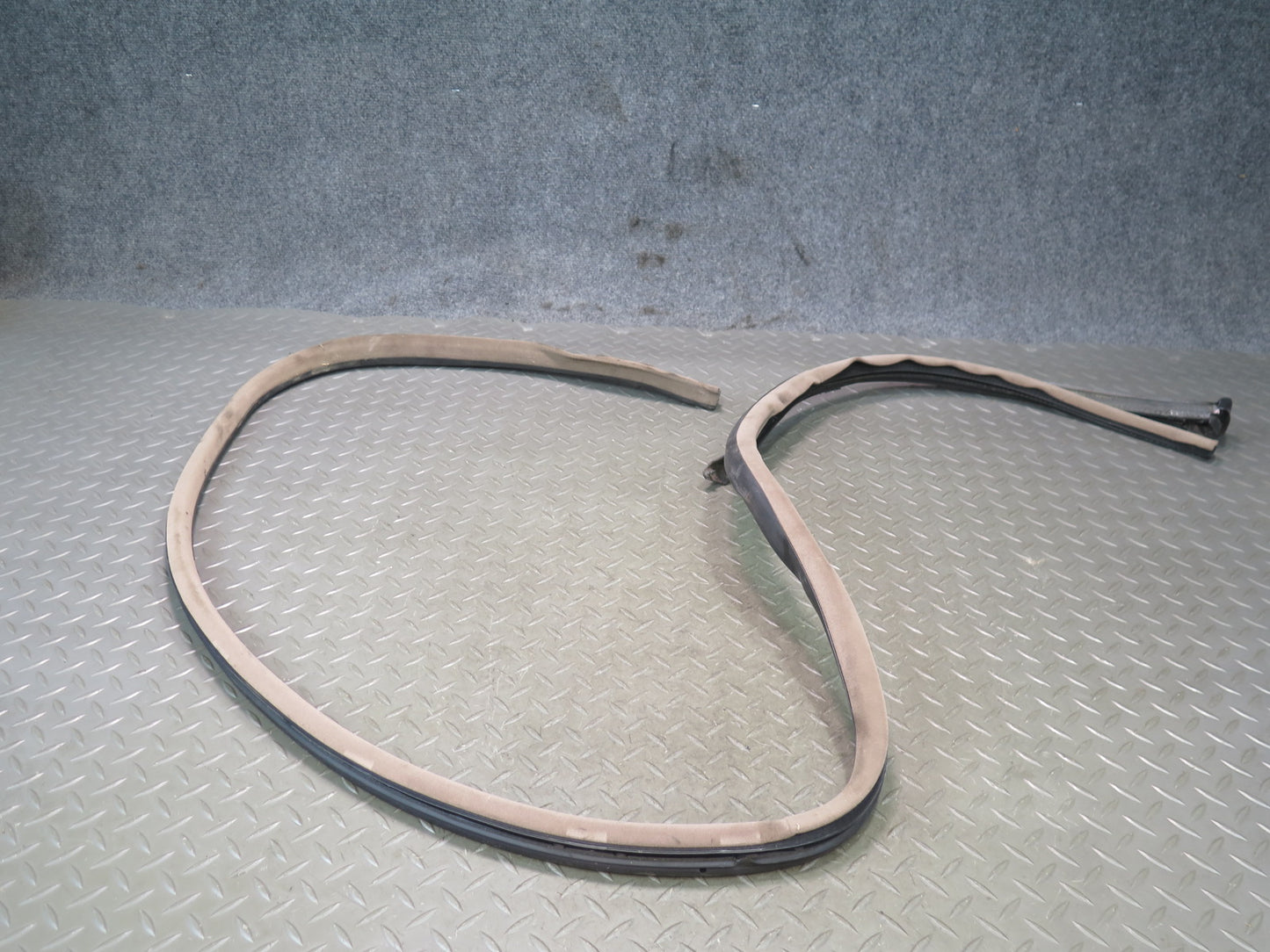 96-99 BMW E36 328iC Convertible Left Door Weatherstrip Rubber Seal OEM