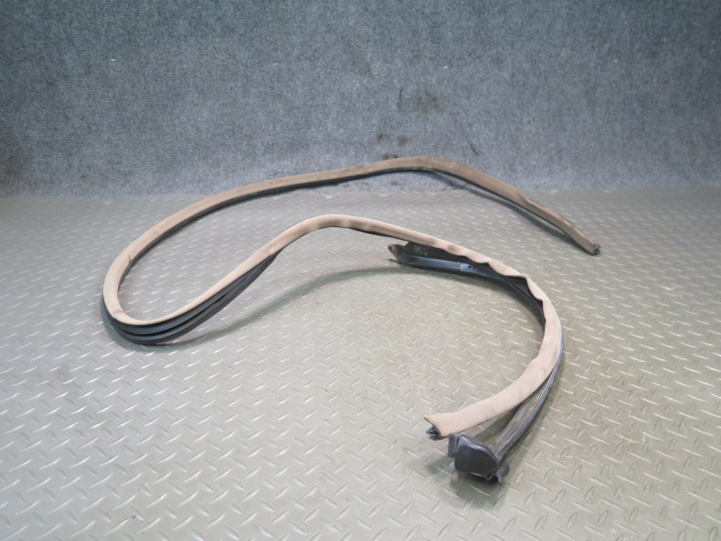 96-99 BMW E36 328iC Convertible Left Door Weatherstrip Rubber Seal OEM