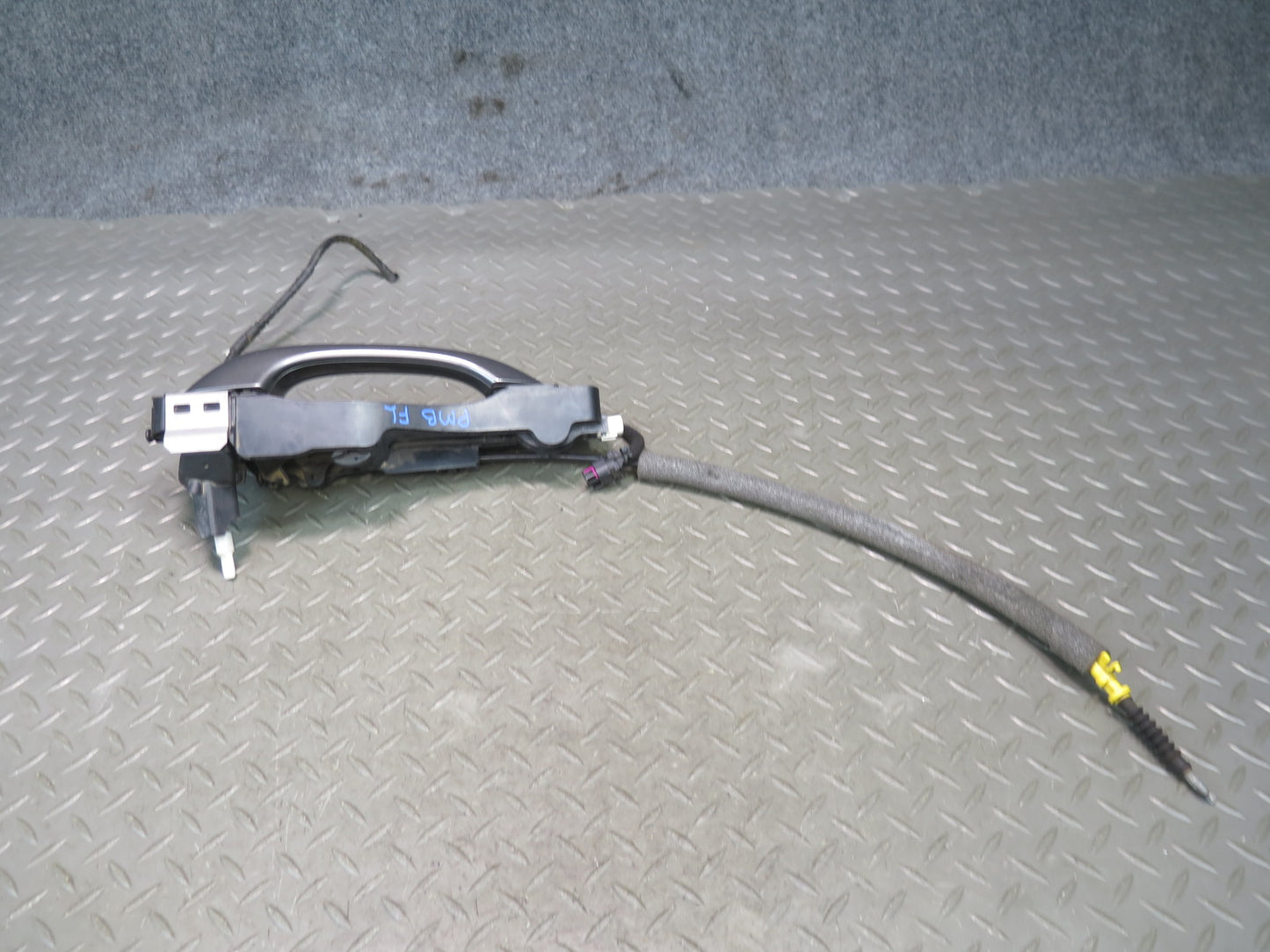 2015-2018 Porsche Macan Front Left Door Exterior Handle w Keyless Entry