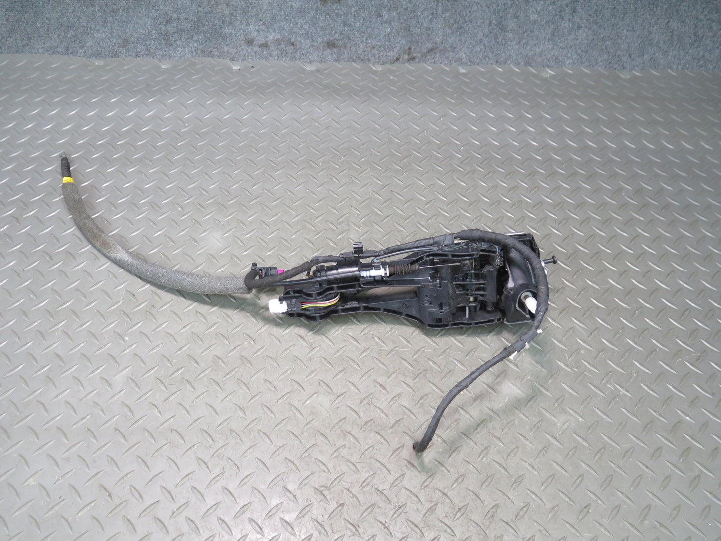 2015-2018 Porsche Macan Front Left Door Exterior Handle w Keyless Entry