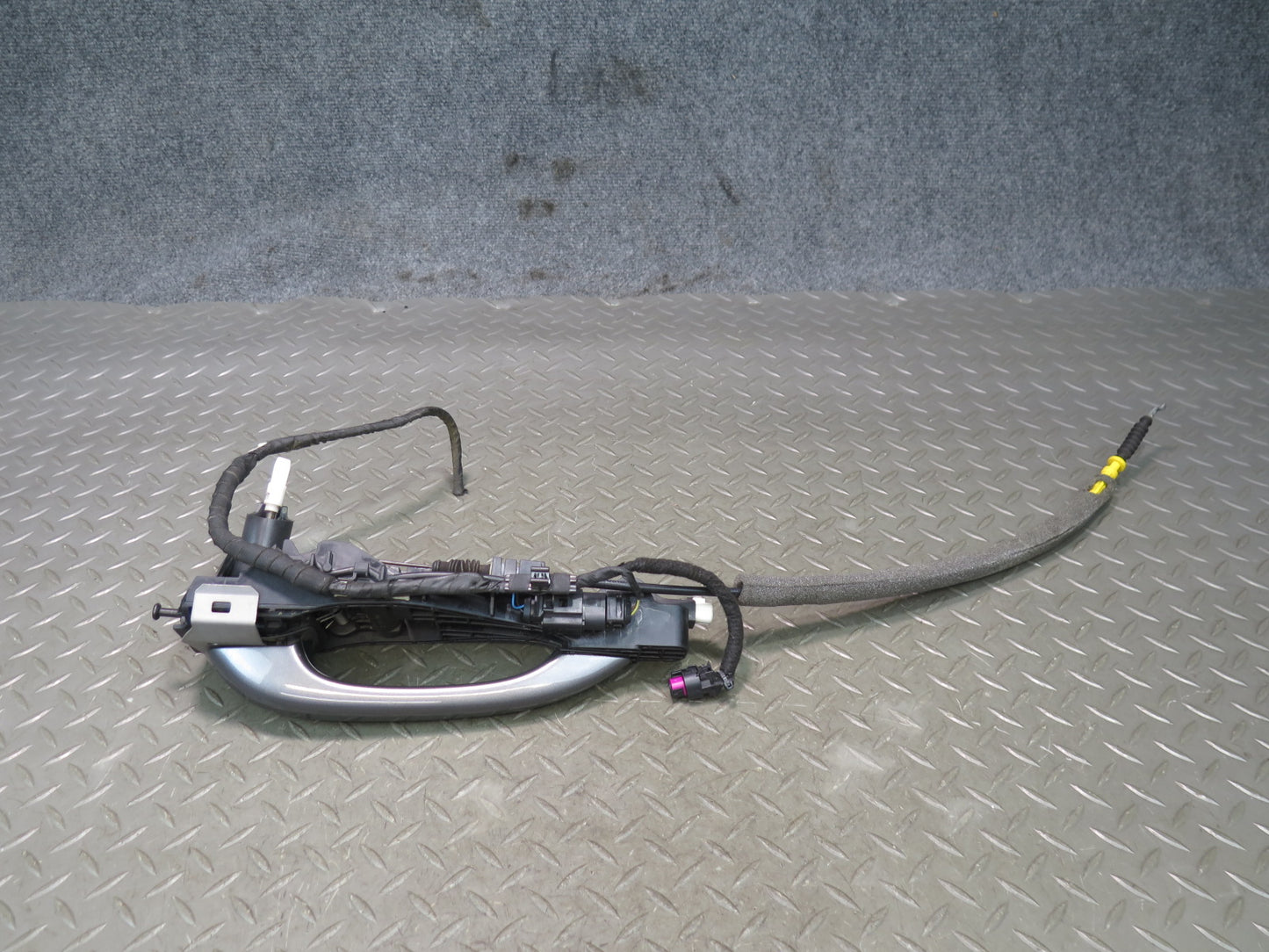 2015-2018 Porsche Macan Front Left Door Exterior Handle w Keyless Entry