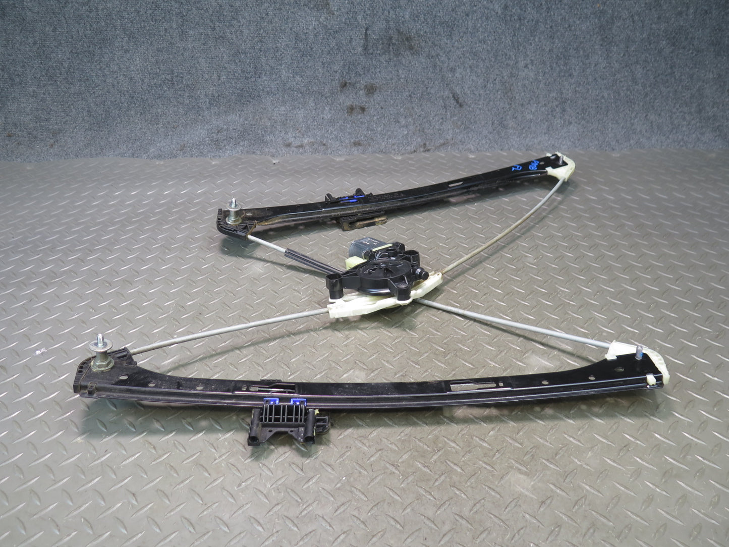 2015-2018 Porsche Macan Front Left Door Window Regulator W/ Motor 95B837461
