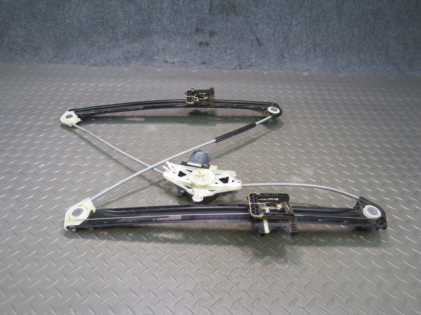 2015-2018 Porsche Macan Front Left Door Window Regulator W/ Motor 95B837461