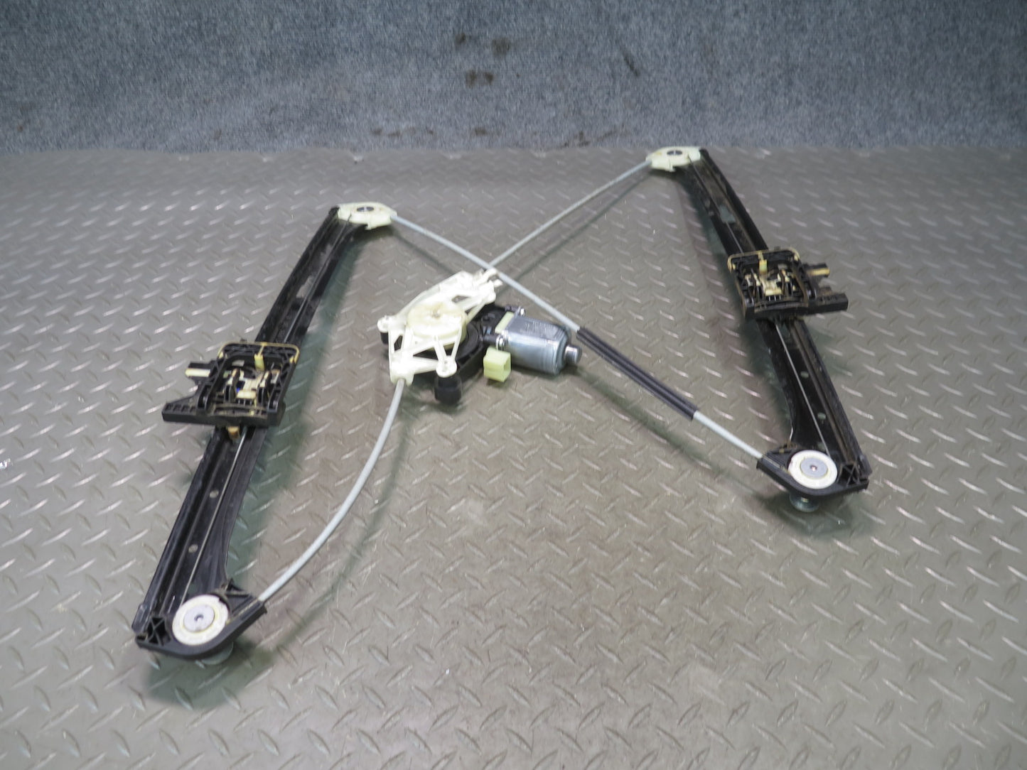 2015-2018 Porsche Macan Front Left Door Window Regulator W/ Motor 95B837461