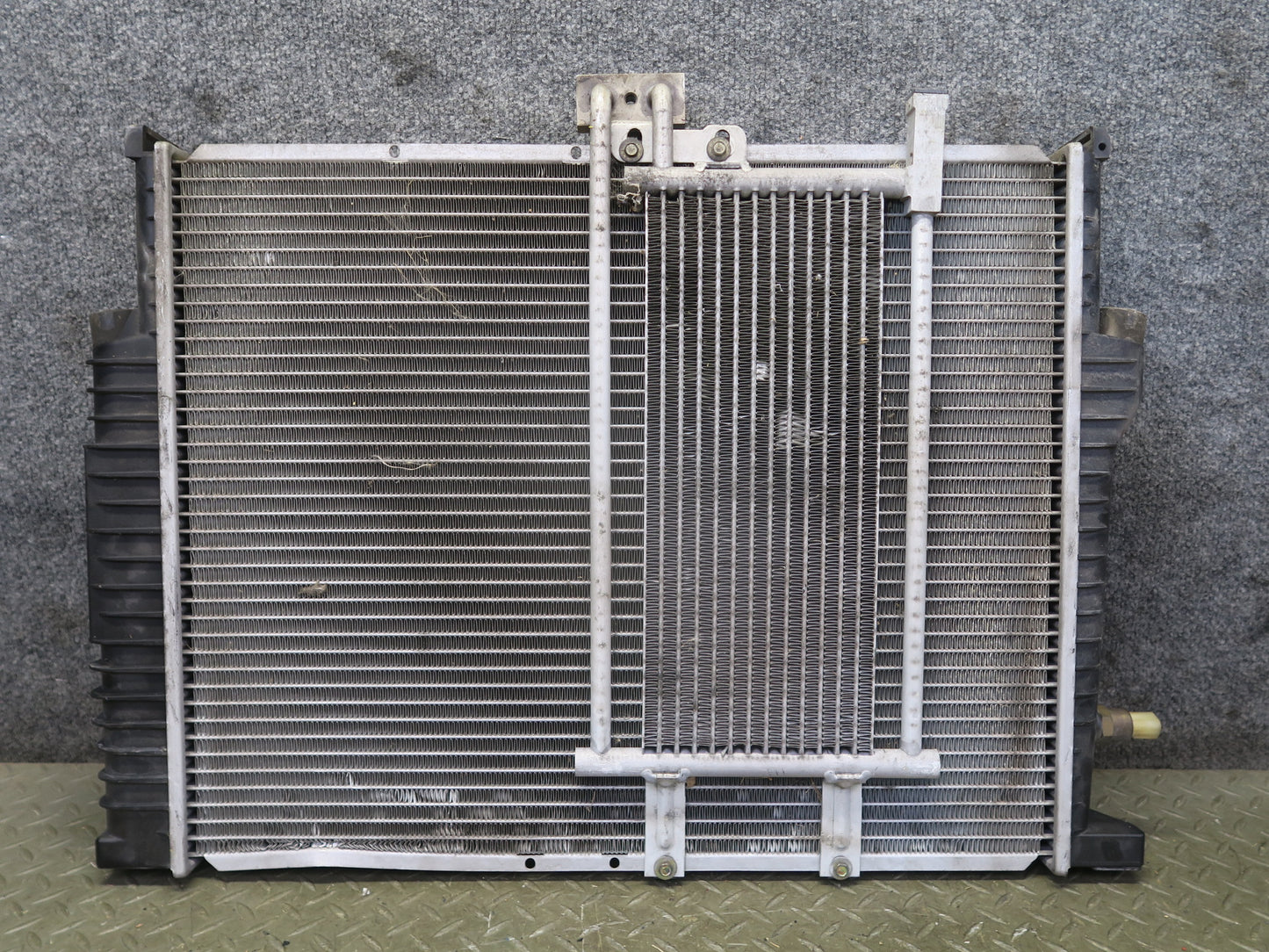 96-99 BMW E36 328iC M52 2.8L A/T Engine Cooling Radiator w Oil Cooler OEM