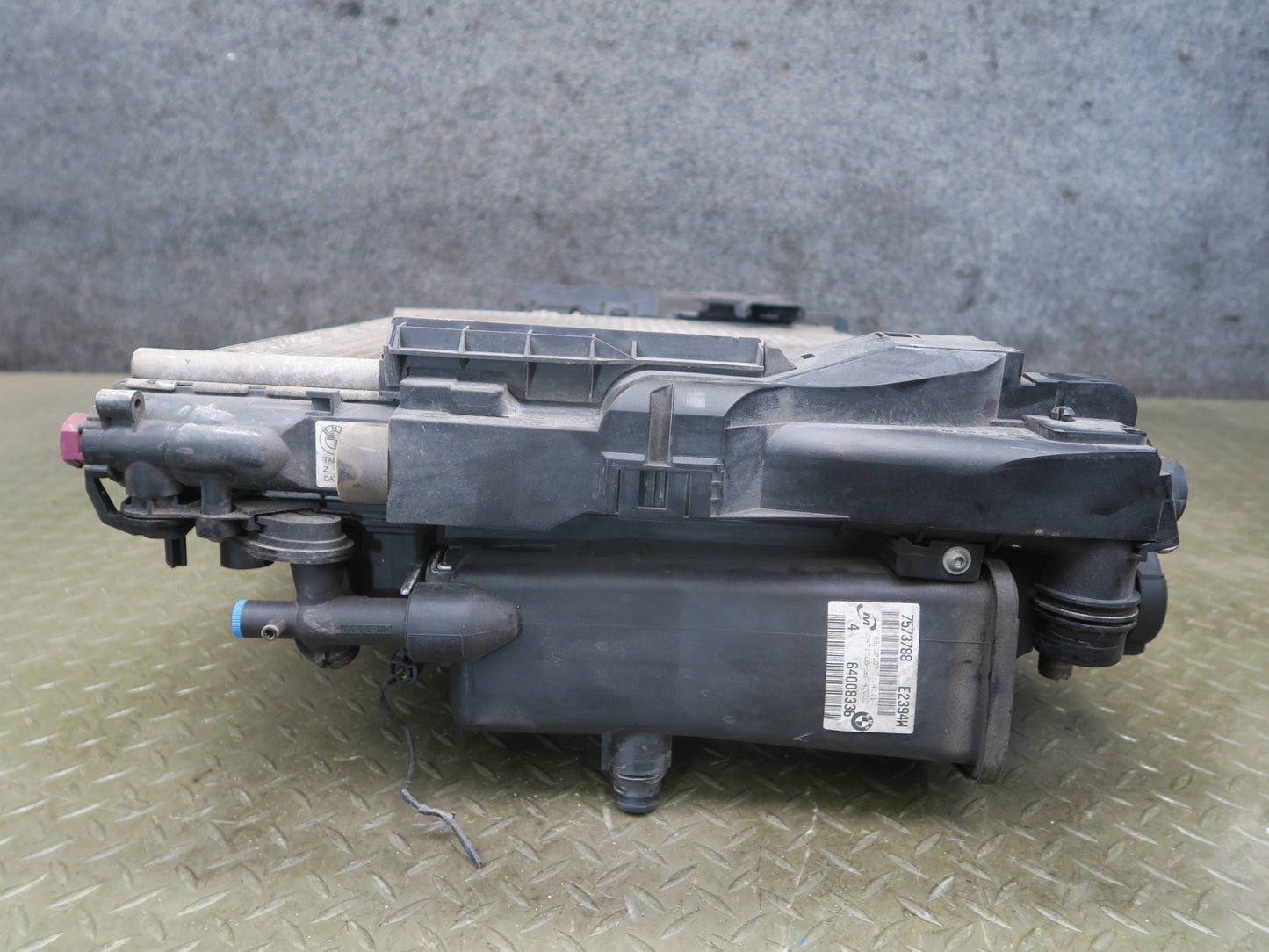 03-08 BMW E85 Z4 N52 3.0L A/T Radiator Condenser Fan Motor Expansion Tank OEM