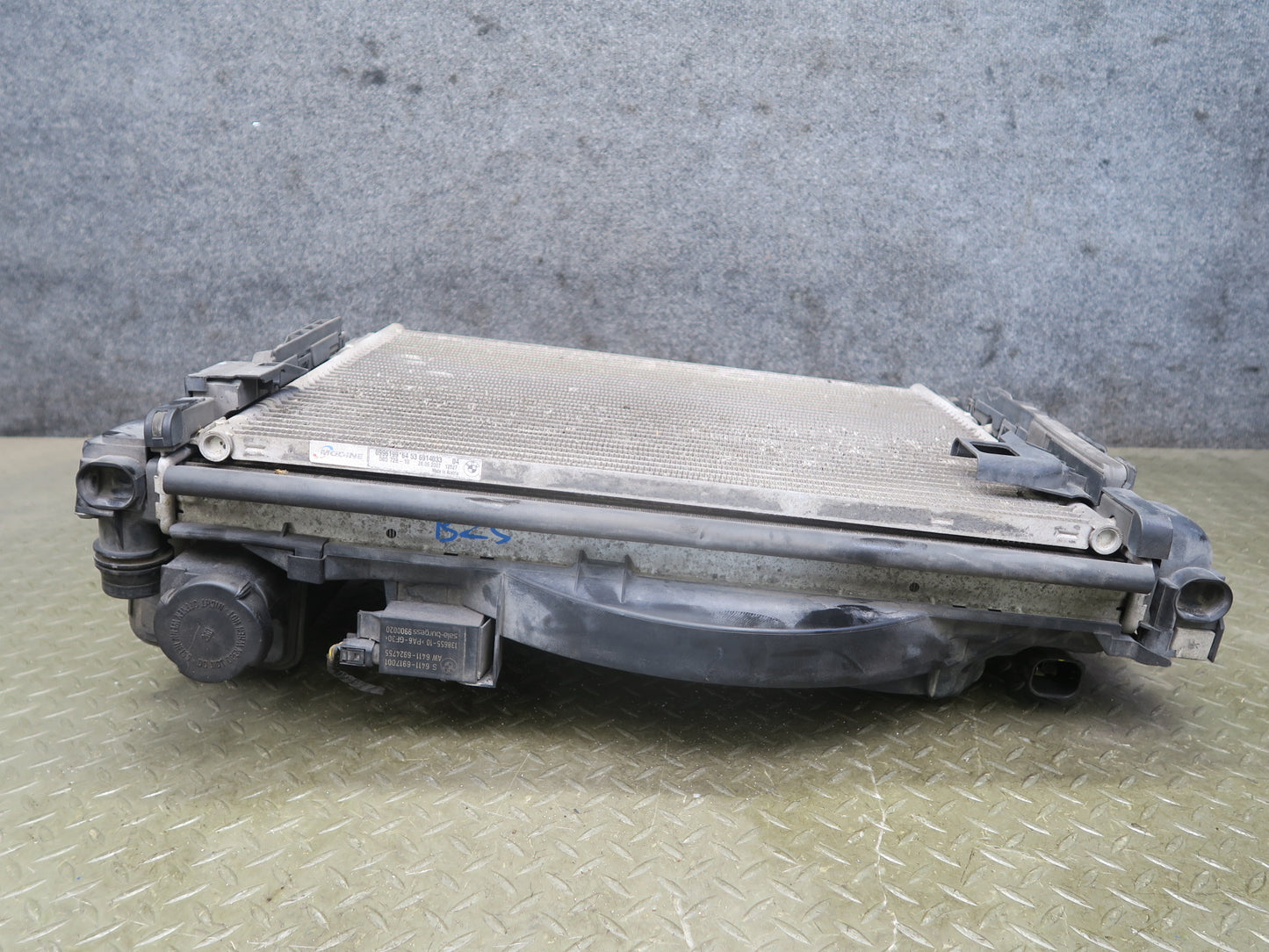 03-08 BMW E85 Z4 N52 3.0L A/T Radiator Condenser Fan Motor Expansion Tank OEM