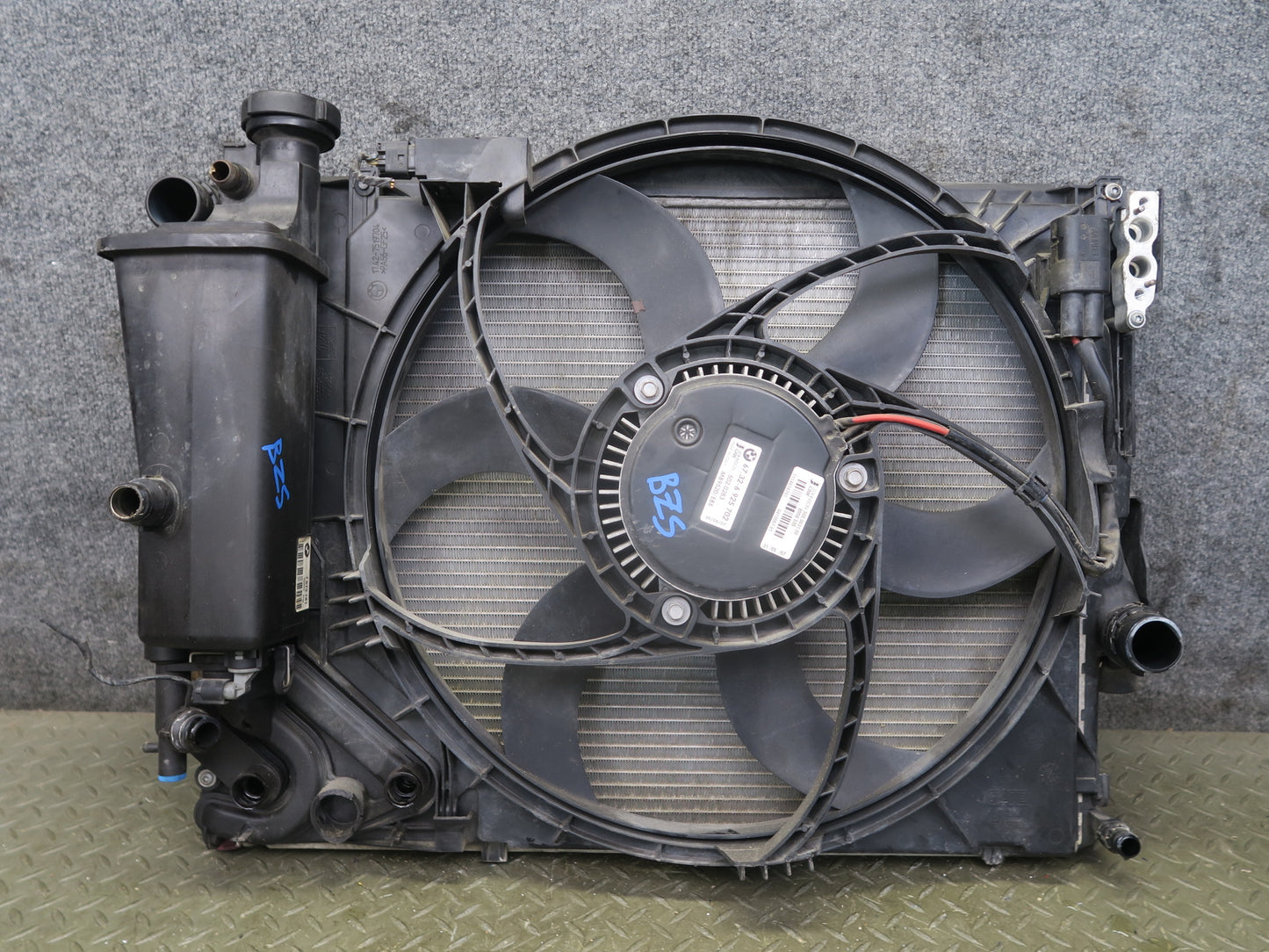 03-08 BMW E85 Z4 N52 3.0L A/T Radiator Condenser Fan Motor Expansion Tank OEM
