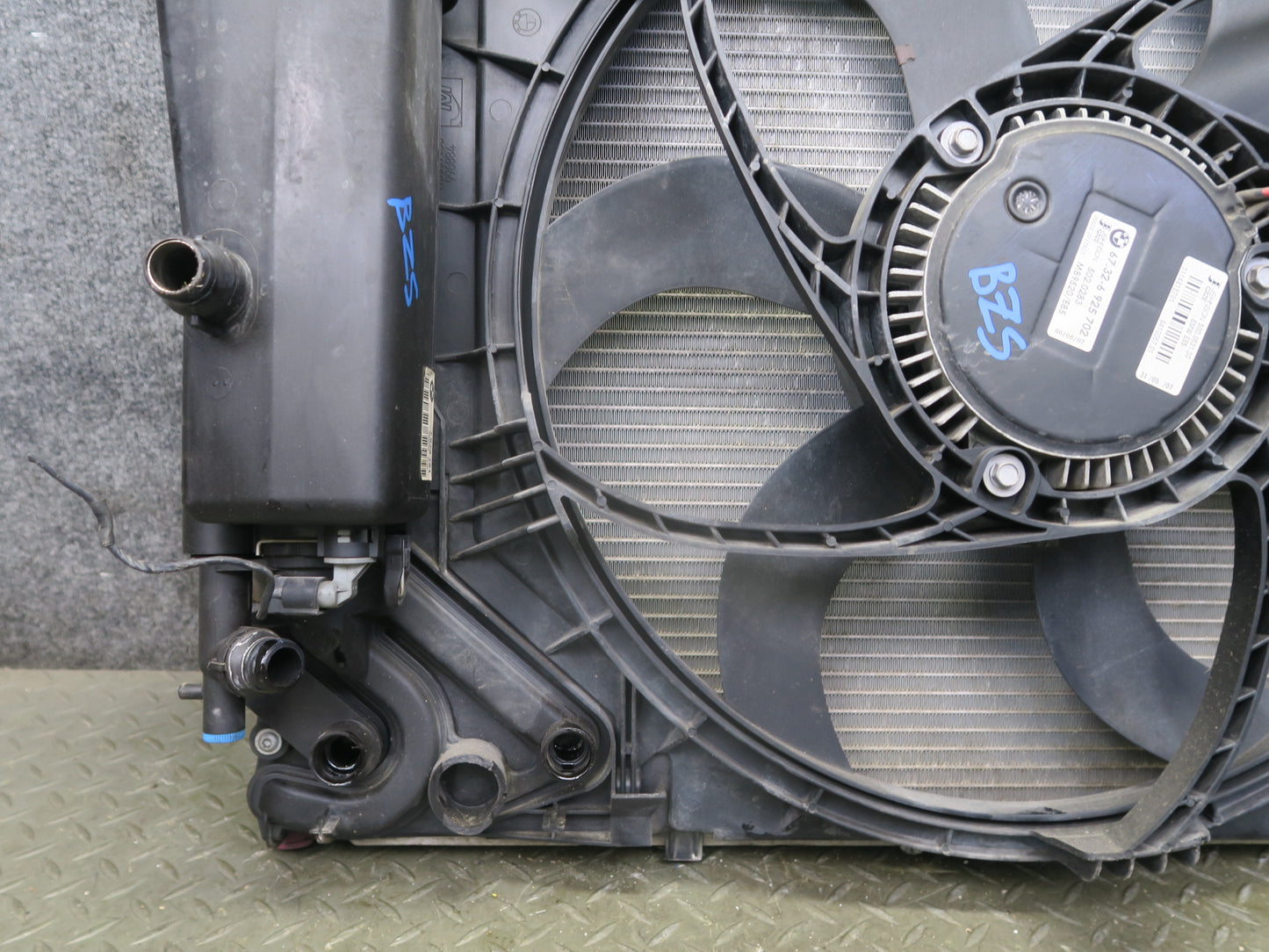 03-08 BMW E85 Z4 N52 3.0L A/T Radiator Condenser Fan Motor Expansion Tank OEM