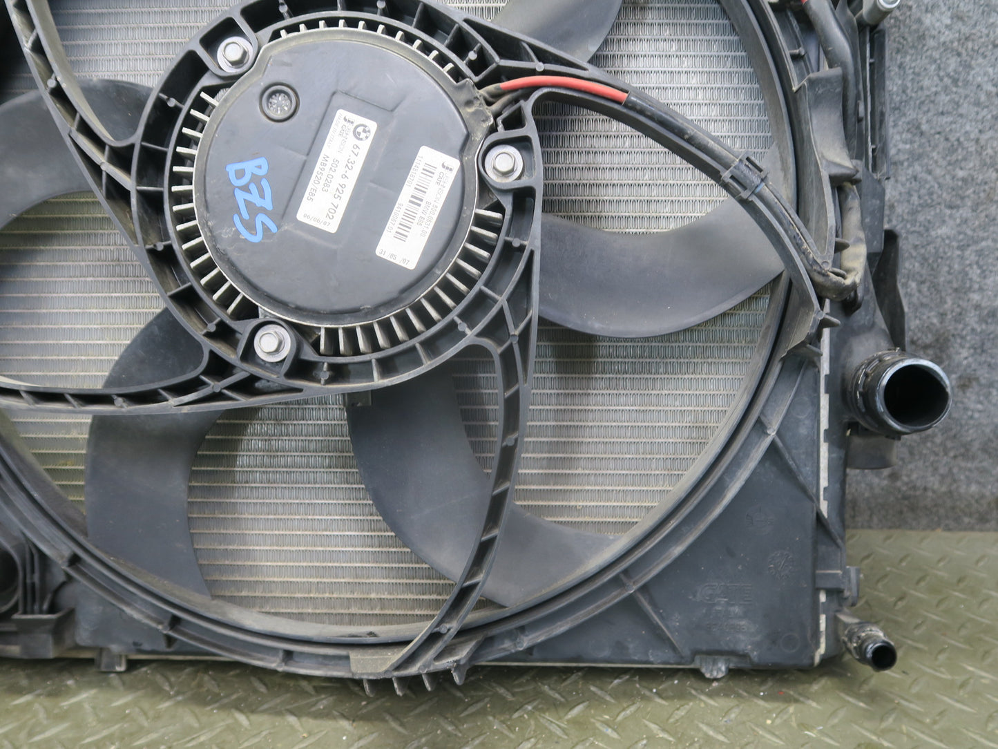 03-08 BMW E85 Z4 N52 3.0L A/T Radiator Condenser Fan Motor Expansion Tank OEM