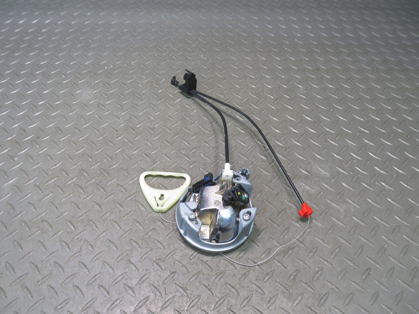 2006-2010 BMW E63 E64 M6 Rear Trunk Lid Handle Lock Latch Carrier 7061327