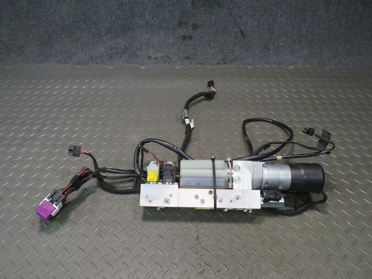 2006-2010 BMW E64 M6 Convertible TOP Roof Hydraulic Pump Motor