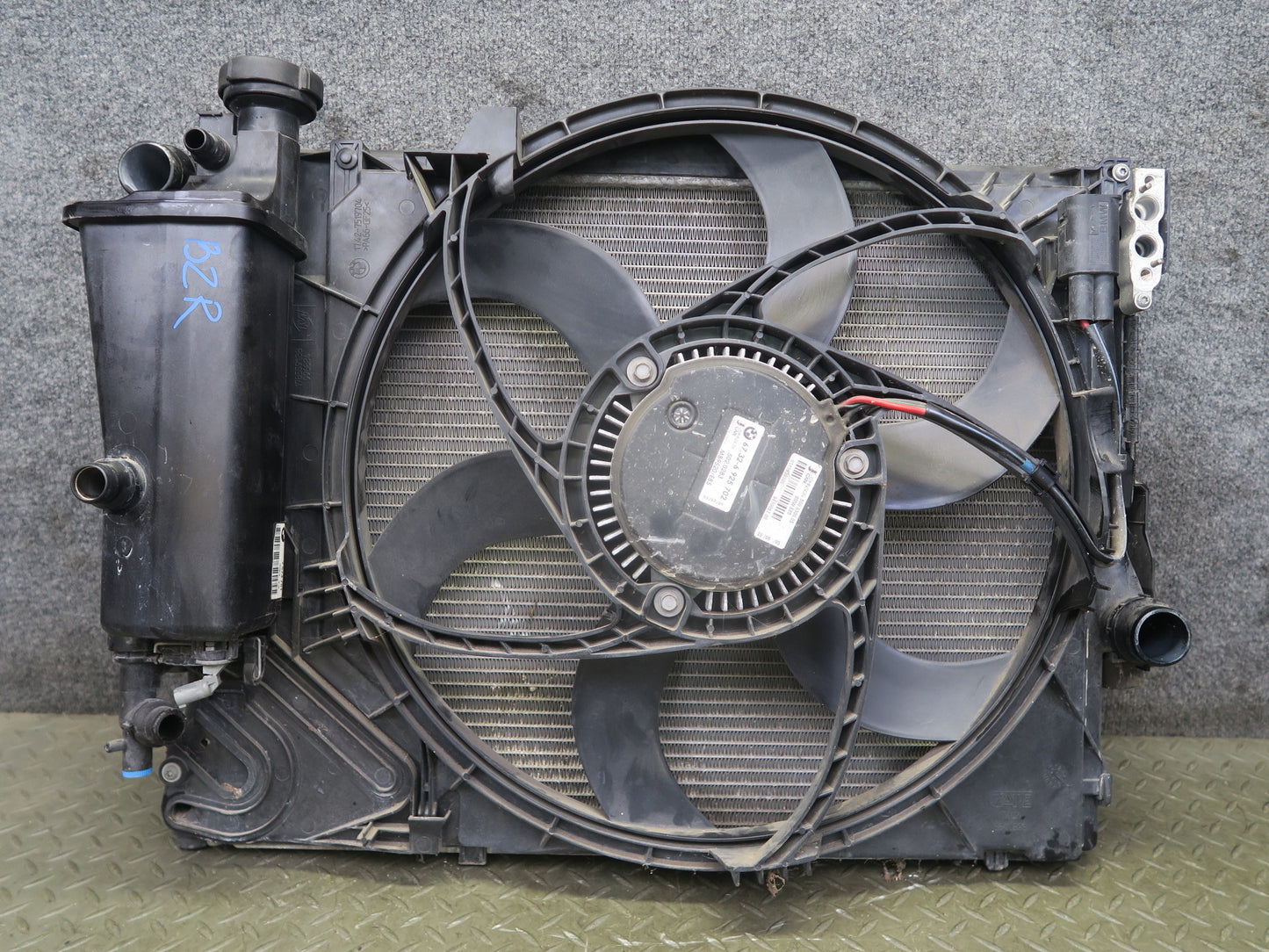03-08 BMW E85 Z4 3.0L N52 M54 MT Radiator Condenser Fan Motor Expansion Tank OEM