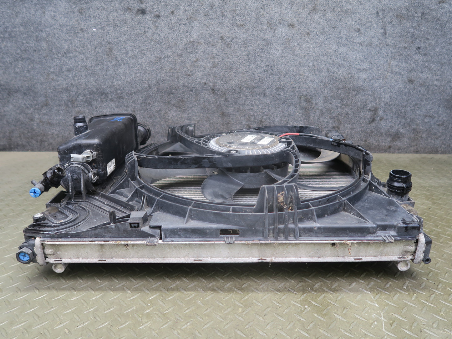03-08 BMW E85 Z4 3.0L N52 M54 MT Radiator Condenser Fan Motor Expansion Tank OEM