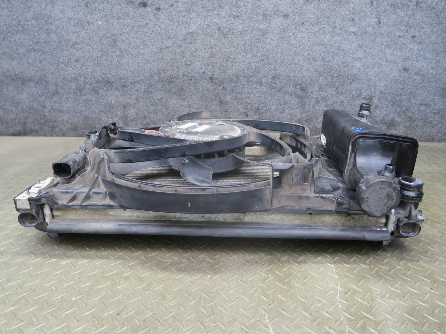 03-08 BMW E85 Z4 3.0L N52 M54 MT Radiator Condenser Fan Motor Expansion Tank OEM