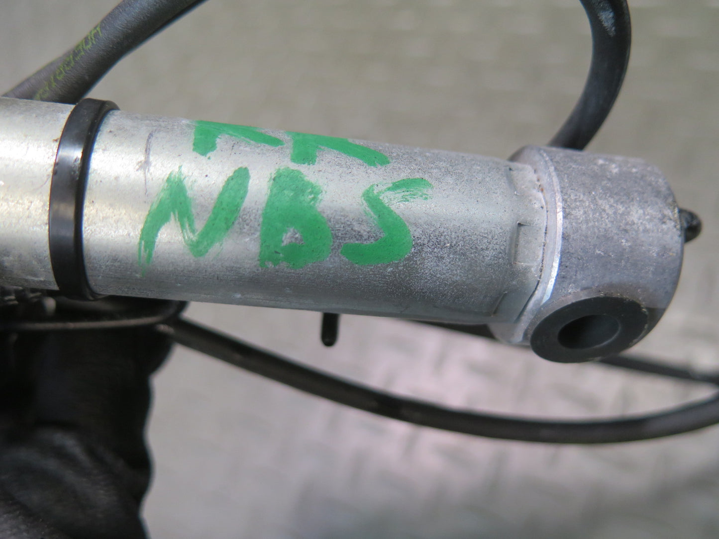 2006-2010 BMW E64 M6 Convertible TOP Roof Rear Right Hydraulic Cylinder
