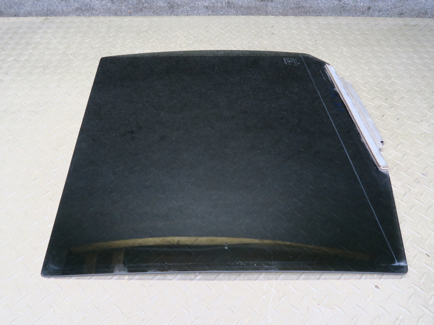 2004-2007 Lexus J100L LX470 Rear Left Driver Side Door Glass Window