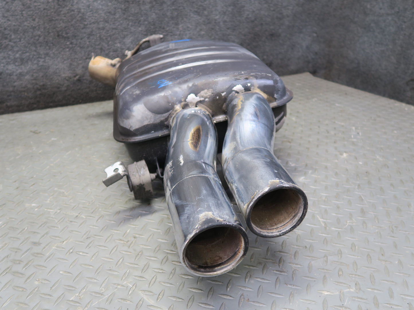 2006-2010 BMW E63 E64 M6 Rear Left & Right Exhaust Muffler w Tips Set of 2