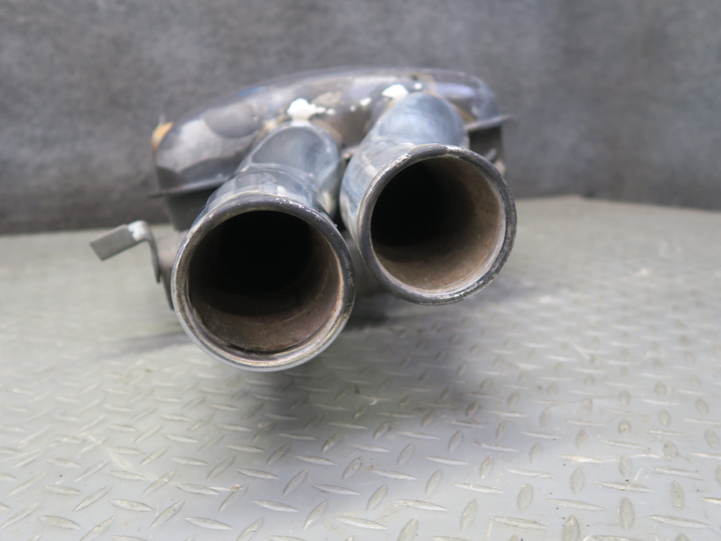 2006-2010 BMW E63 E64 M6 Rear Left & Right Exhaust Muffler w Tips Set of 2