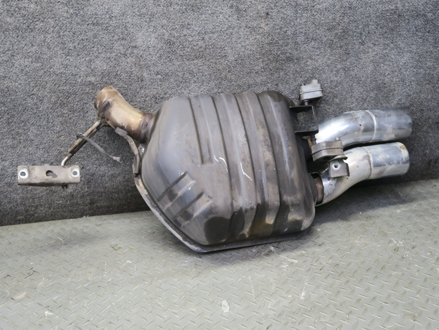 2006-2010 BMW E63 E64 M6 Rear Left & Right Exhaust Muffler w Tips Set of 2