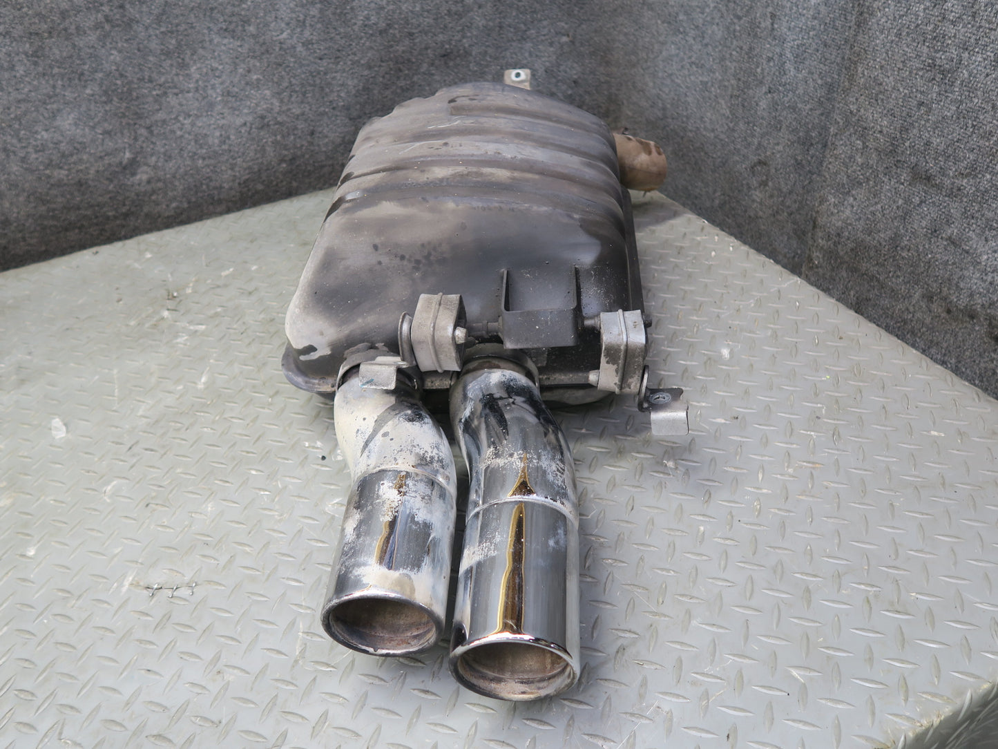 2006-2010 BMW E63 E64 M6 Rear Left & Right Exhaust Muffler w Tips Set of 2