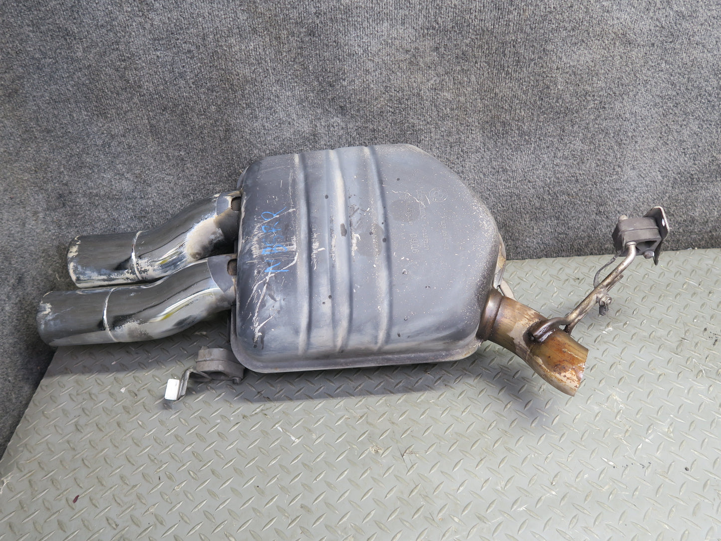 2006-2010 BMW E63 E64 M6 Rear Left & Right Exhaust Muffler w Tips Set of 2