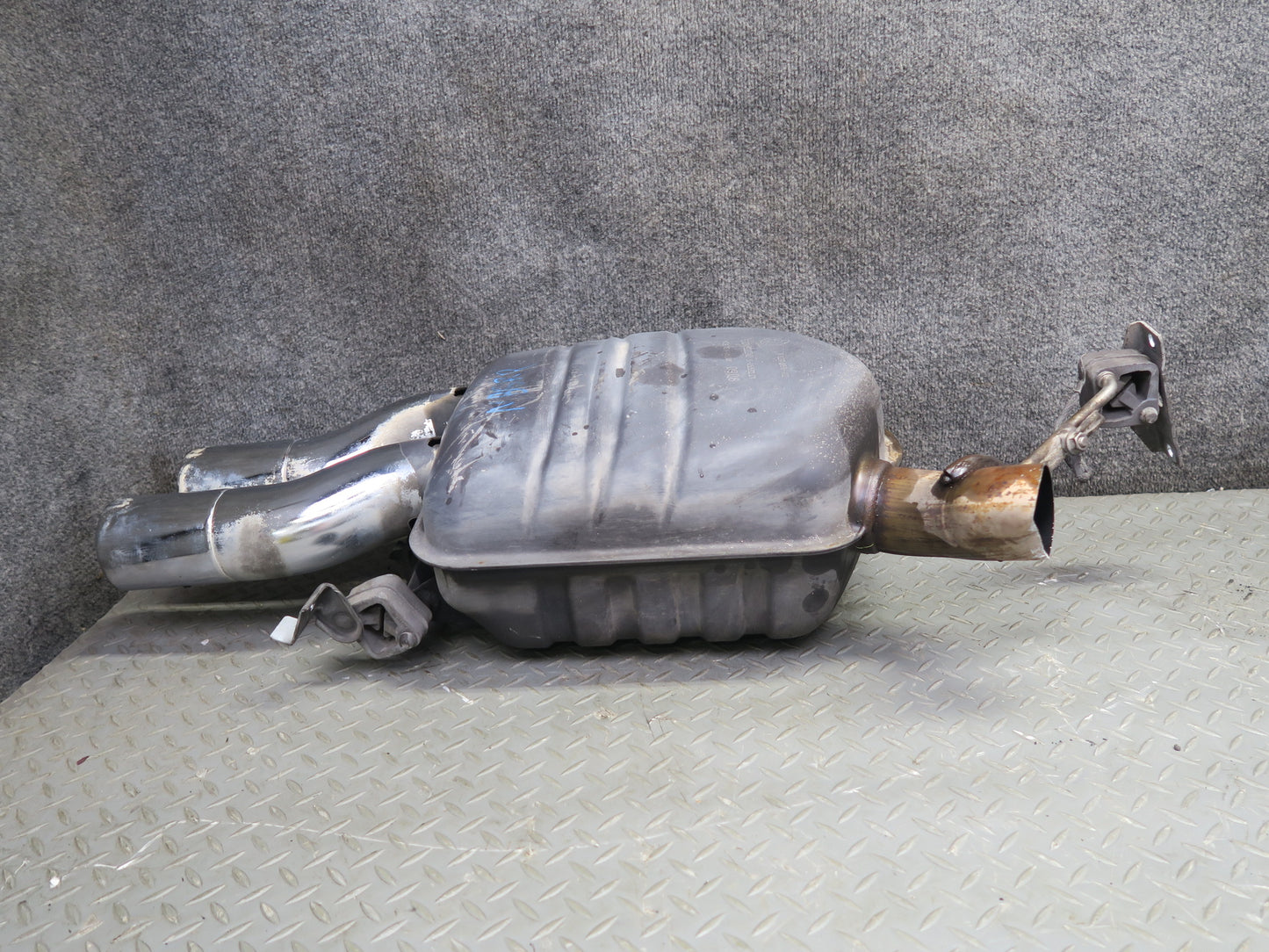 2006-2010 BMW E63 E64 M6 Rear Left & Right Exhaust Muffler w Tips Set of 2