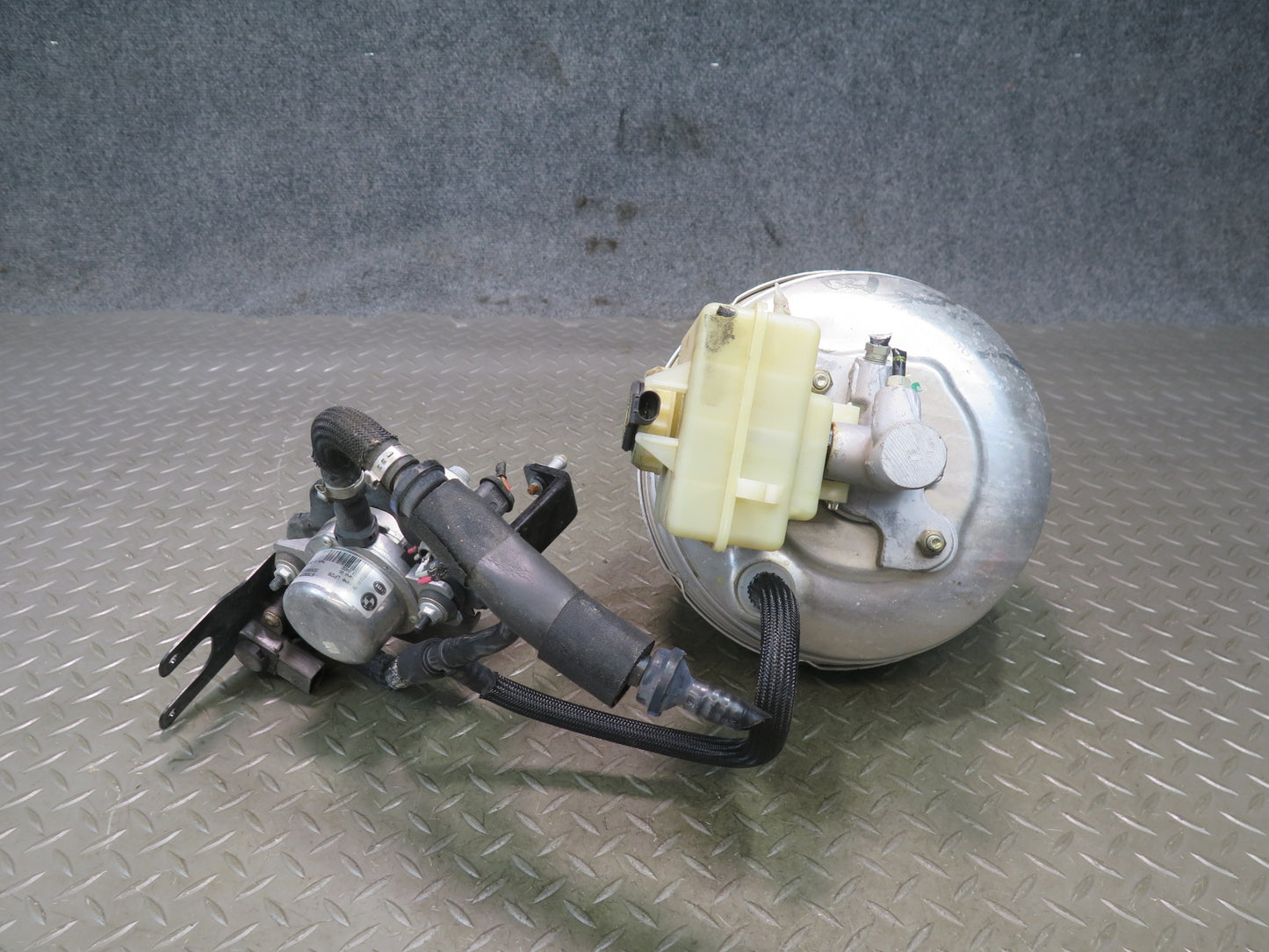 2006-2010 BMW E63 E64 M6 Brake Master Cylinder Booster Reservoir w Vacuum Pump