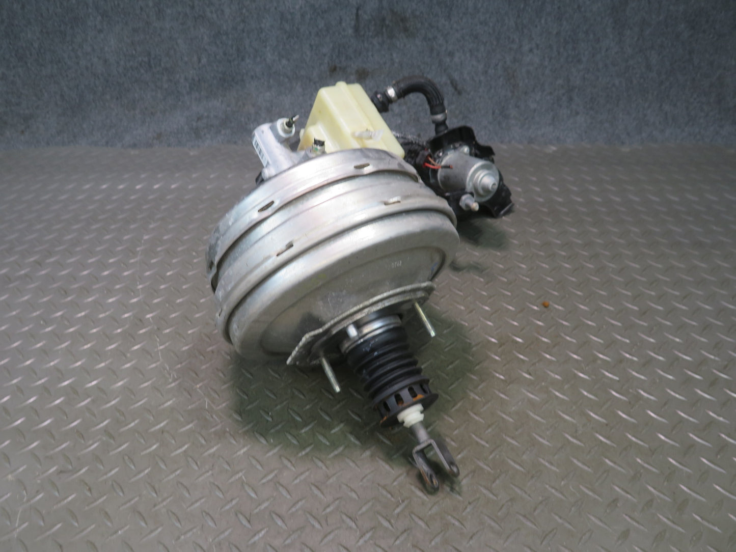 2006-2010 BMW E63 E64 M6 Brake Master Cylinder Booster Reservoir w Vacuum Pump